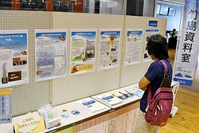 竹島問題のパネルを見る来庁者＝雲南市木次町里方、市役所