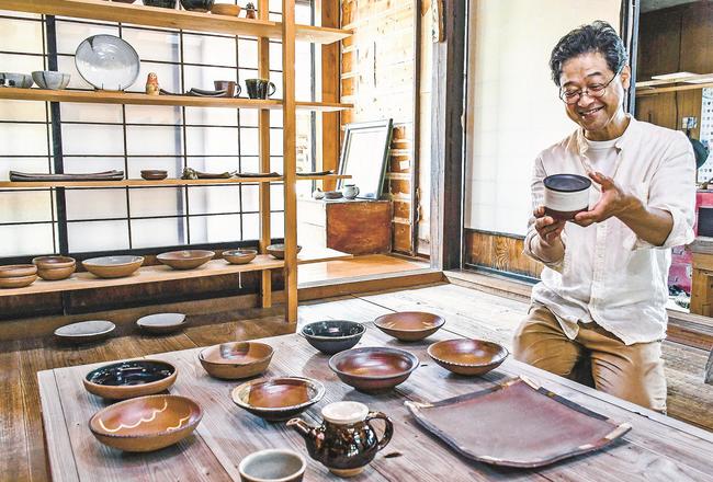 陶芸作品を紹介する、いまみや工房の三島耕二さん=松江市東出雲町今宮、いまみや工房