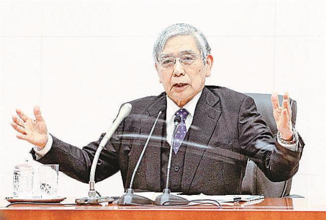最後の金融政策決定会合を終え、記者会見する日銀の黒田東彦総裁。８日に任期満了を迎える＝３月１０日、日銀本店（代表撮影）