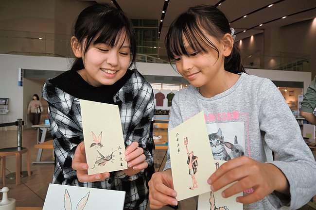 完成した浮世絵版画を眺めるワークショップの参加者=松江市袖師町、島根県立美術館