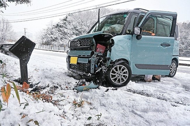 スリップとみられる事故を起こした軽自動車＝７日午前、松江市宍道町宍道（画像の一部を加工しています）