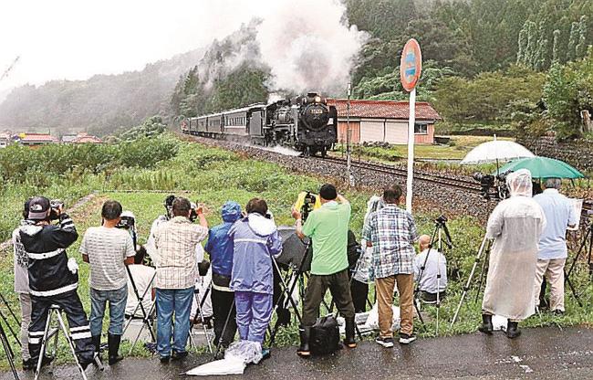デゴイチの試運転列車を撮影する鉄道ファン＝島根県津和野町中座