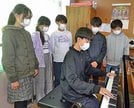 同級生の前で演奏を披露する松田和篤君＝境港市渡町、渡小学校