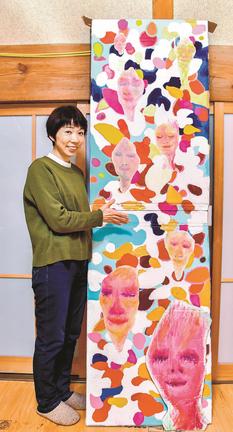 「幸せの棺」を描いた福留信子さん＝鳥取県大山町高橋