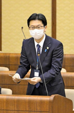 住民投票の実施に反対する意見を表明する伊木隆司市長＝米子市加茂町２丁目、市議会