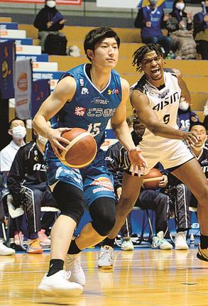 【第３１戦・島根－三河】第１クオーター、島根の白濱僚祐（左）がドリブルで切り込む＝松江市総合体育館