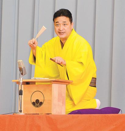 張り扇や扇子といった小道具を示して講談について説明する玉田玉秀斎さん＝安来市荒島町、荒島小学校