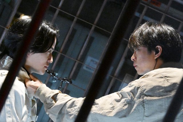 『放送局占拠』第8話に出演する（左から）菊池風磨、櫻井翔（C）日本テレビ