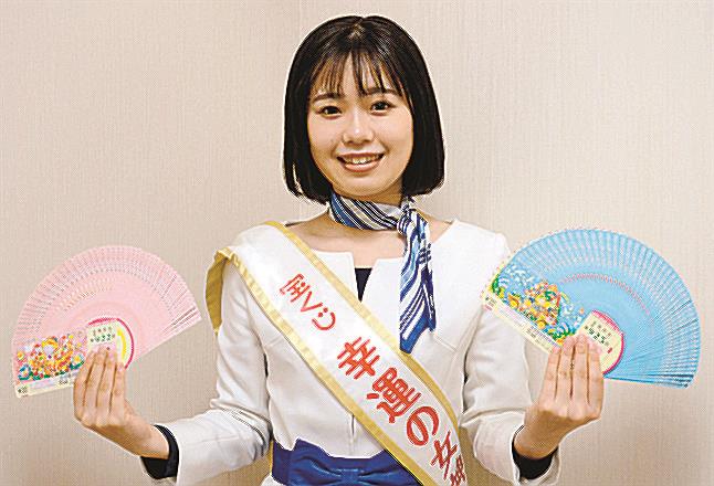 ドリームジャンボ宝くじなどをPRする吉田彩乃さん=松江市殿町、山陰中央新報社