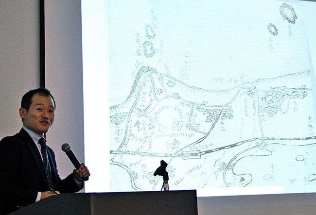 白兎海水浴場近くに設けられた臨時駅について説く横山展宏学芸員＝鳥取市上町、やまびこ館