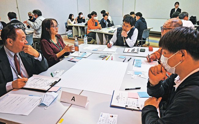 地域の担い手不足について意見交換する参加者=浜田市黒川町、石央文化ホール