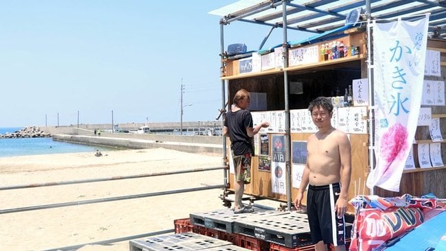 古浦海水浴場で海の家を開いた栗原大地さん＝松江市鹿島町古浦