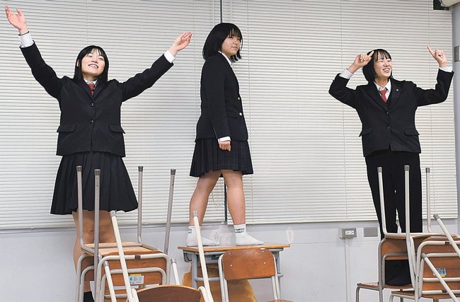 中国大会に向け稽古を重ねる横田の演劇・放送部の部員たち＝島根県奥出雲町稲原、横田高校