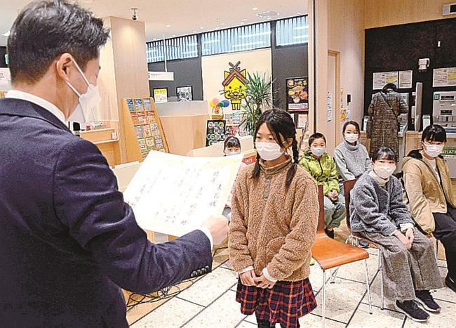 表彰を受ける糸賀彩乃さん（中央）＝松江市東朝日町、イオン松江