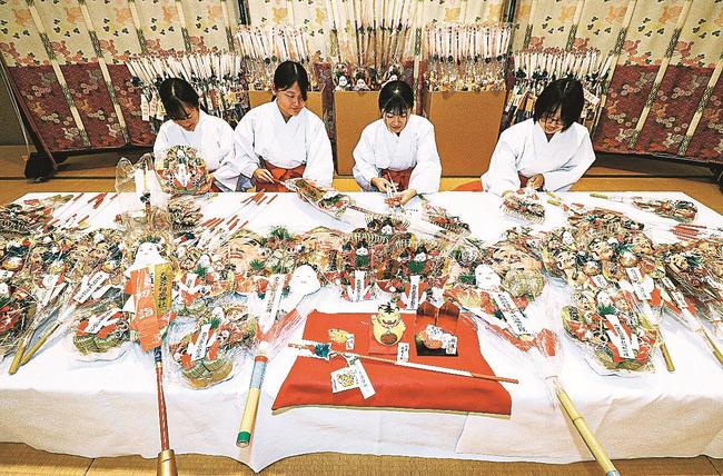 縁起物の点検作業を行うみこ＝島根県津和野町後田、太皷谷稲成神社