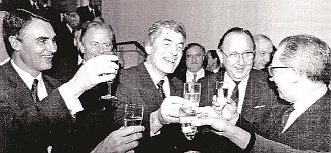 １９９２年２月、オランダのマーストリヒトで欧州連合条約の調印を祝う加盟各国の政府や議会の指導者ら（ロイター＝共同）