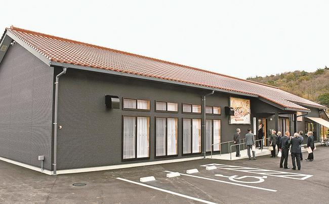 新築移転した馬路まちづくりセンターを見学する関係者=大田市仁摩町馬路、馬路まちづくりセンター