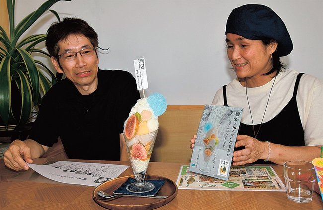 完成した雪女パフェを前に話し合う中野滋さん（左）と石田優美さん＝安来市広瀬町石原、サムライの昼寝