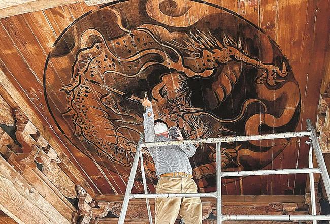 修復が進む安国寺の雲竜図＝浜田市上府町、安国寺