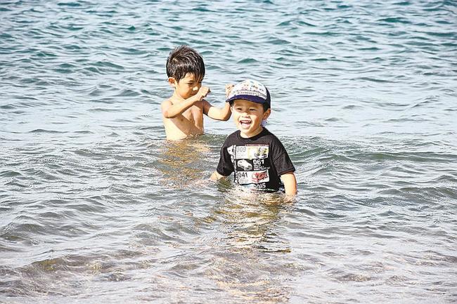 海で遊ぶ子どもたち＝益田市高津町、持石海岸