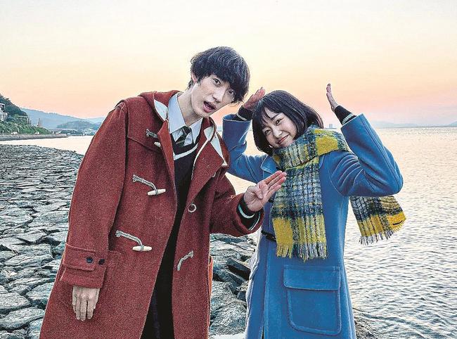 主人公のお笑いコンビを演じる大友一生さん（左）と早川あひるさん＝松江市内