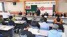 開会式で健闘を誓う出席者