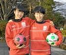 目標は「なでしこジャパンの選手になってワールドカップ優勝とバロンドール賞獲得」と語る今井双葉さん（左）と高木咲希さん＝松江市総合運動公園
