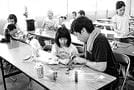 昨年のイベントでペットボトルロケットを作る参加者（松江市教委提供）