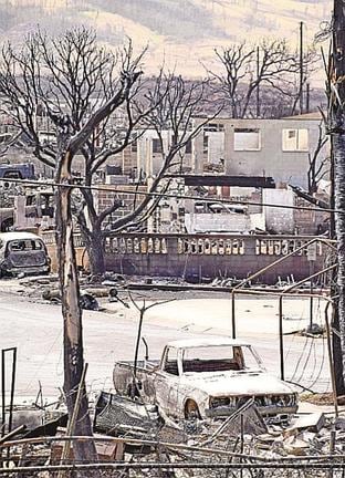山火事で壊滅的な被害を受けた米ハワイ・マウイ島ラハイナ＝１６日（共同）