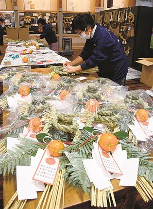 正月用のしめ飾りを作る組合員＝島根県飯南町花栗、町大しめなわ創作館