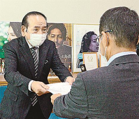 飲食店支援に向けた要望書を提出する後藤勇理事長（左）＝松江市殿町、島根県庁
