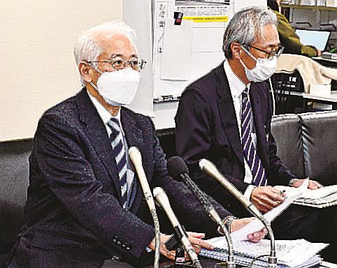 医師によるパワハラの調査結果を説明する広岡保明院長（左）＝鳥取市東町１丁目、鳥取県庁