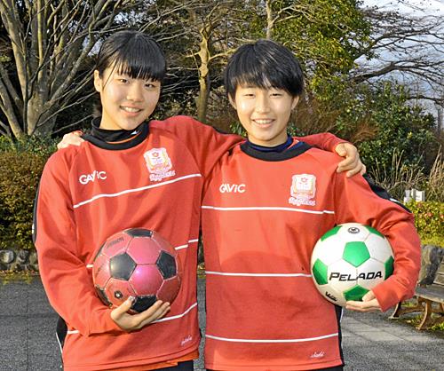 目標は「なでしこジャパンの選手になってワールドカップ優勝とバロンドール賞獲得」と語る今井双葉さん（左）と高木咲希さん＝松江市総合運動公園