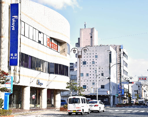 来年１月３０日に閉店する福屋浜田店（左）＝浜田市田町