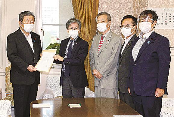 自民党の森山国対委員長（左端）に抗議の声明文を提出する野党４党の国対委員長ら＝２日午前、国会