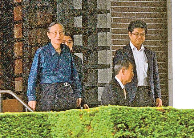 自民党島根県連幹部との面会を終え、議長公邸を出る細田博之衆院議長（左）＝４日午後０時半、東京・永田町