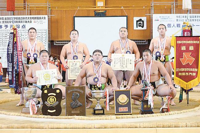 相撲団体で優勝した鳥取城北のメンバー＝新潟県糸魚川市、同市民総合体育館