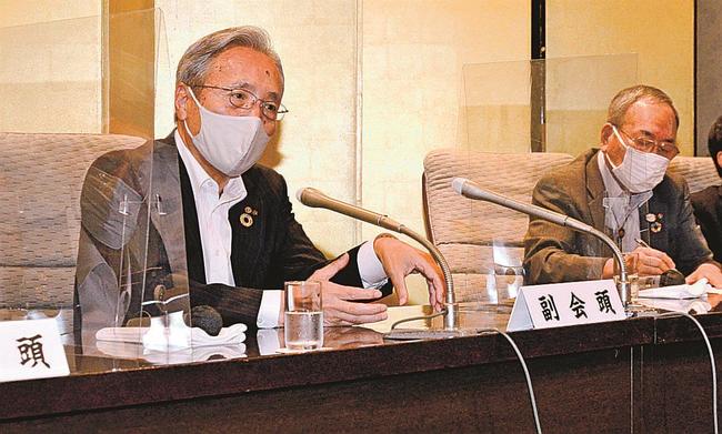 就任会見で意気込みを語る石丸文男副会頭（左）。右は児嶋祥悟会頭＝鳥取市内