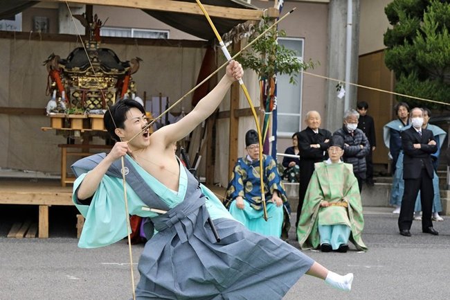 「カンの矢」を放つ大前の角脇嵐さん＝島根県隠岐の島町津戸
