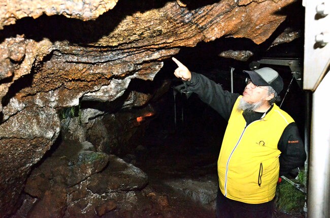 竜渓洞内部のめずらしい地質を紹介する門脇和也さん（２０２０年撮影）