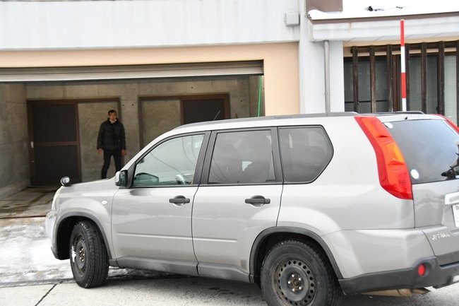 大山寺駐在所に到着した３人を乗せた車＝（26日午前8時15分、鳥取県大山町大山