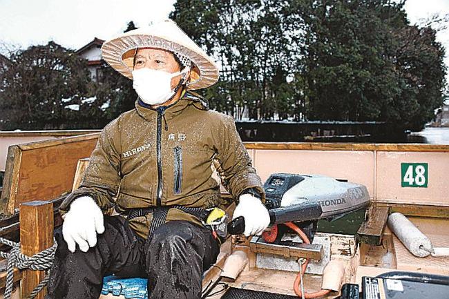 堀川遊覧船の小型電動推進機を操作する船頭＝松江市黒田町、松江堀川ふれあい広場乗船場