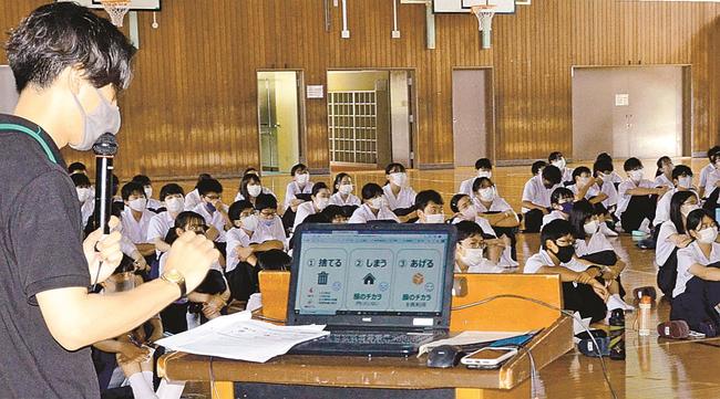 森本健太店長（手前）からプロジェクトの意義などを聞く生徒たち＝松江市菅田町、島根大付属義務教育学校