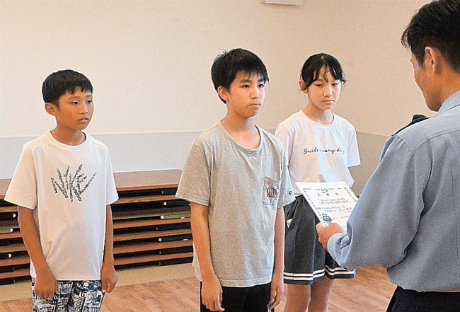 委嘱を受ける小学生たち＝松江市西津田２丁目、こそけん学園津田校