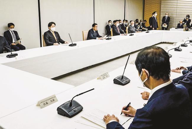 首相官邸で開かれた政府与党政策懇談会＝８日午後