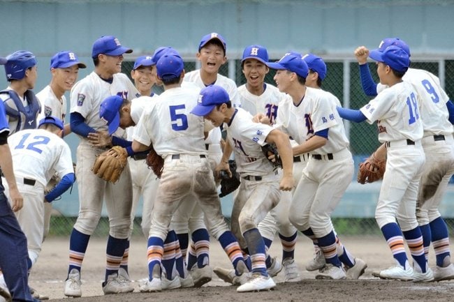 １４年ぶり２度目の優勝を決め、歓喜する浜山ナイン＝大田市民球場