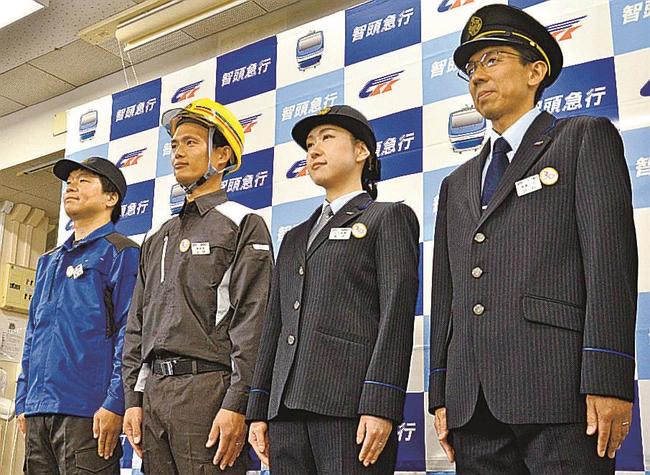 新しい制服を身にまとった智頭急行の社員＝鳥取市内
