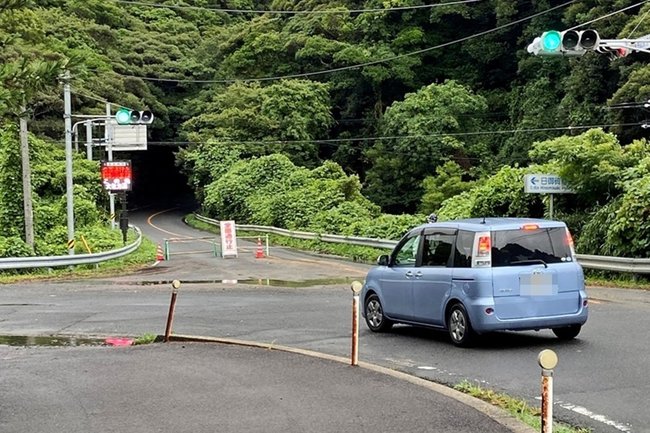 大雨で全面通行止めになった県道＝１０日午後３時半ごろ、出雲市大社町日御碕（画像の一部を加工しています）