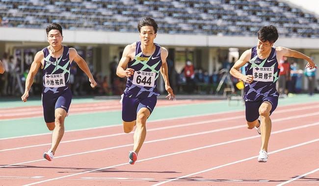 陸上布勢スプリントの男子１００㍍決勝で、９秒９５の日本新をマークした山県亮太（中央）＝６日、鳥取市のヤマタスポーツパーク陸上競技場（代表撮影）