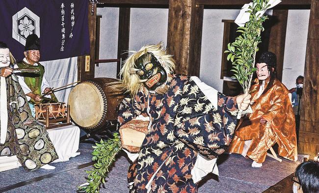 天守を舞台に繰り広げられる舞＝松江市殿町、松江城天守